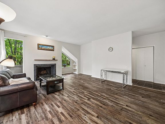 3rd image of 49 Litchfield Ln