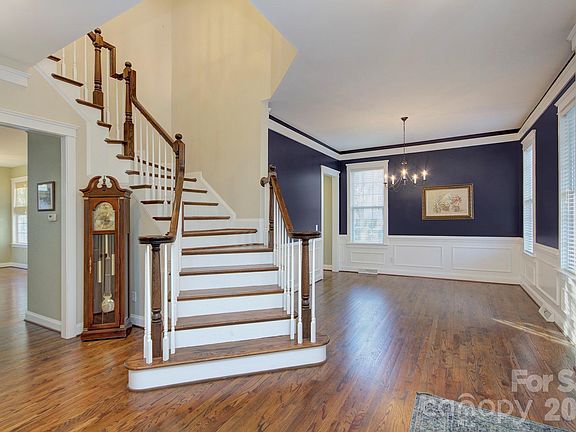 5th image of 15324 Barnsbury Dr