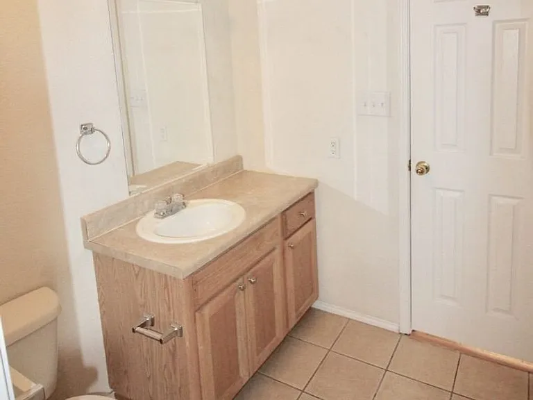 112-114 Collett Ct — Photo 12