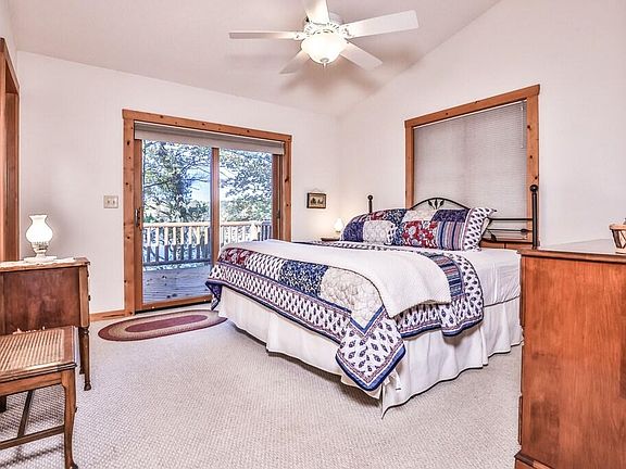 Primary en-suite with walkout to balcony and beautiful lake views.