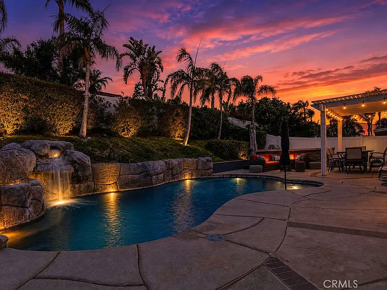 959 Hemingway Dr — Photo 2