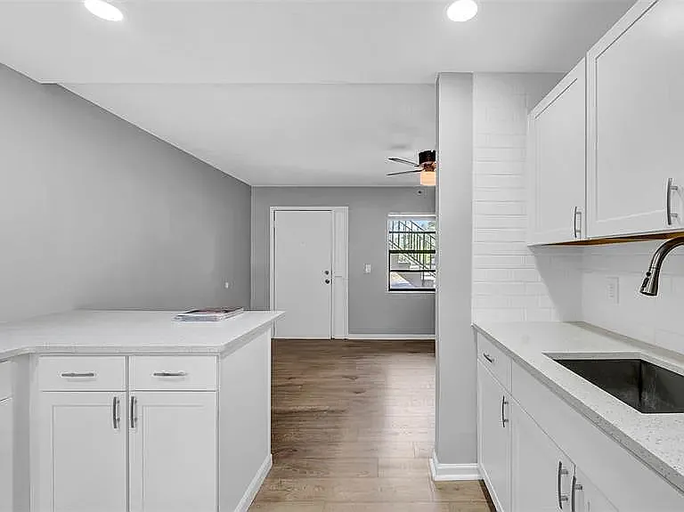 2122 Bradford St #505 — Photo 4