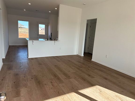 5th image of 3004 E Wells Ave