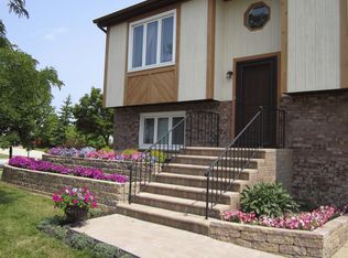 2474 Heron Dr, Lindenhurst, IL 60046