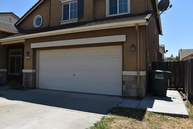 4 bed, 2.5 bath, 2116 sqft, $2,250 — Photo 2