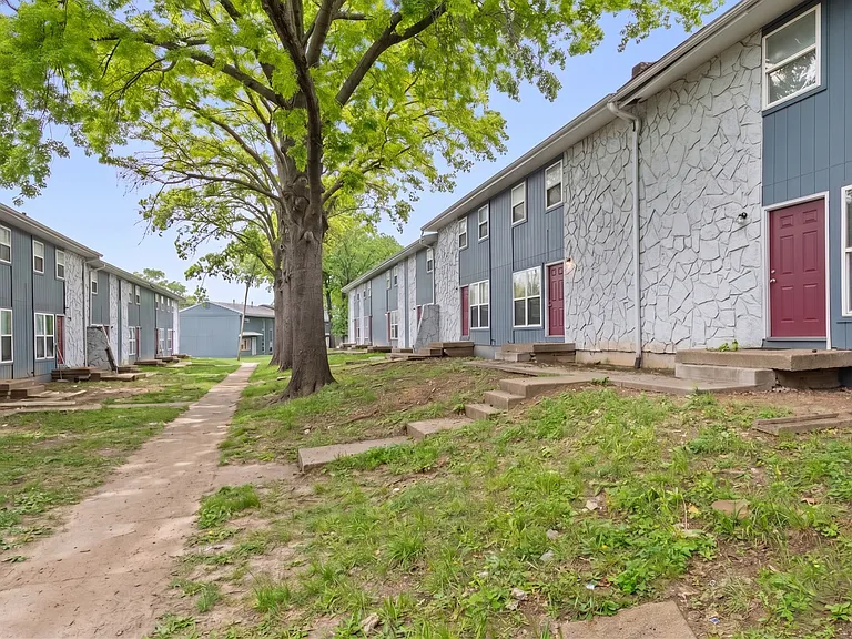 Redwood Village Townhomes — Photo 48