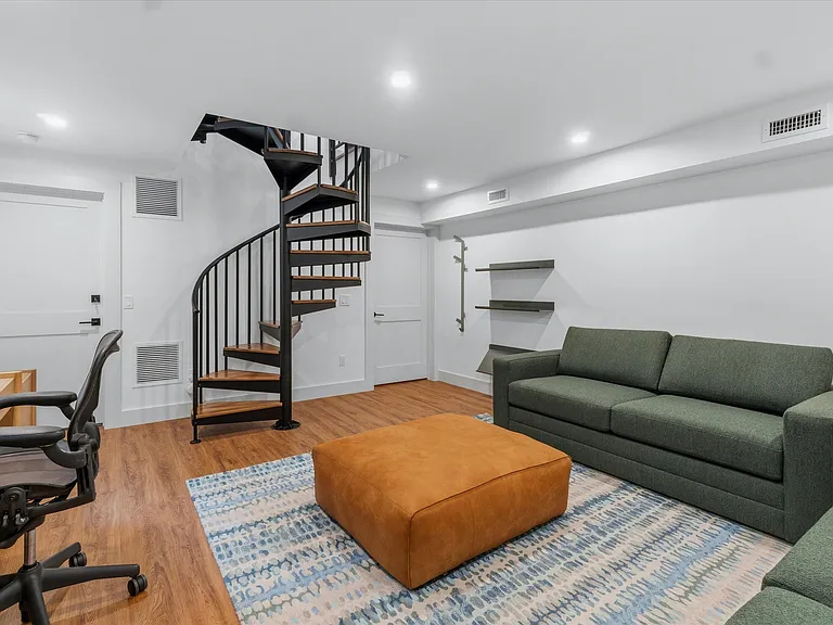 103 Hastings Ave — Photo 23