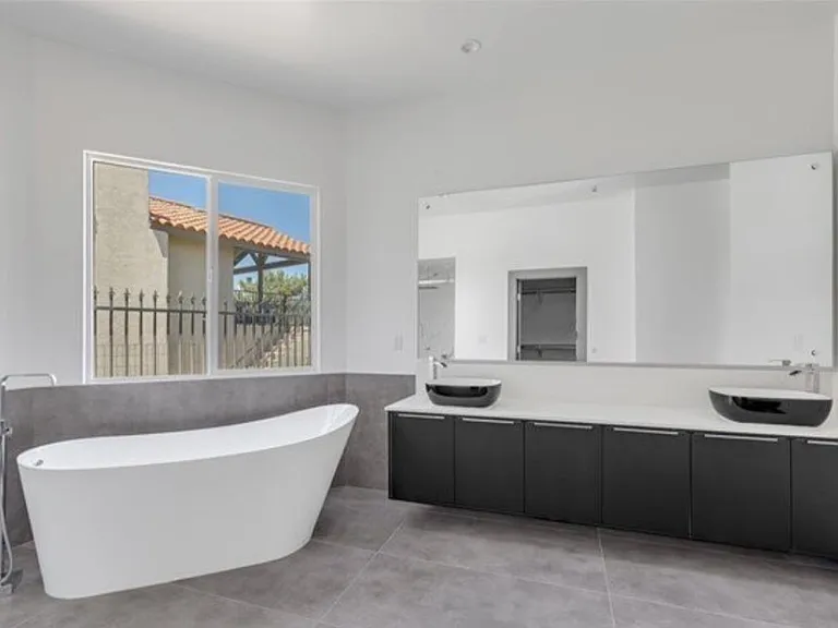 Manzanita Dr — Photo 7