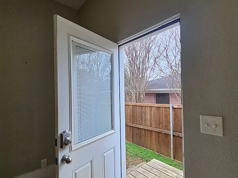 2115 Glenwood Ln — Photo 17