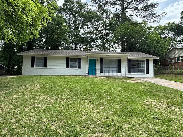 920 Rosewood Dr — Photo 2