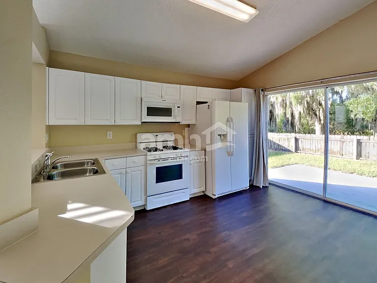 22747 Saint Thomas Cir — Photo 4