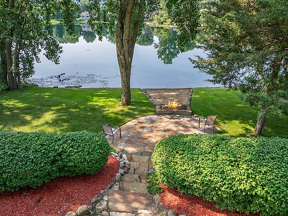 3rd image of 413 Tulip Cir