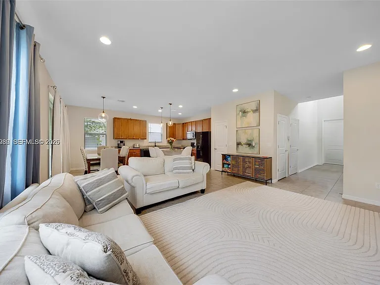 932 Banyan Dr — Photo 4