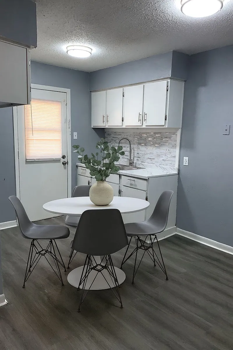 Building Photo - 1736 Delano Ave #2