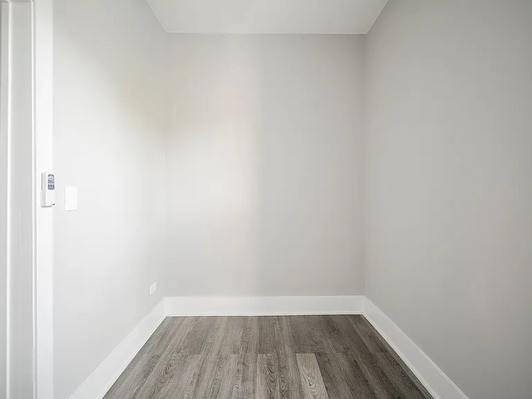 1472 W Erie Street — Photo 16