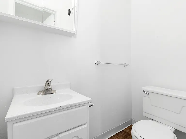 Dearborn Club Apartments — Photo 11