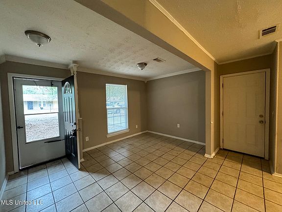 5th image of 105 E Woodcrest Dr