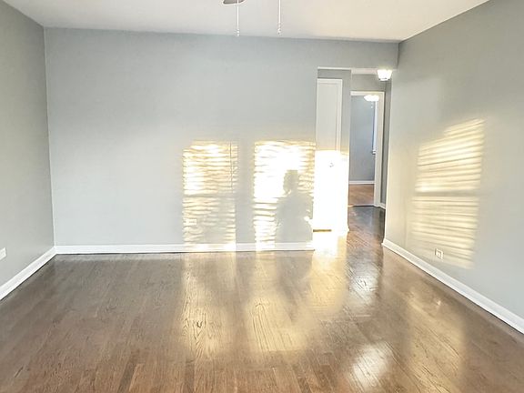 LIVING ROOM WITH CEILING FAN