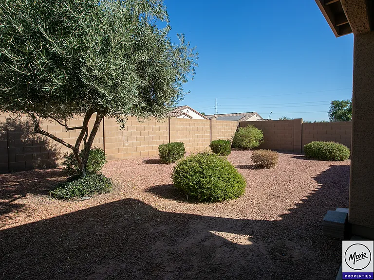 25550 W Beth Dr — Photo 16