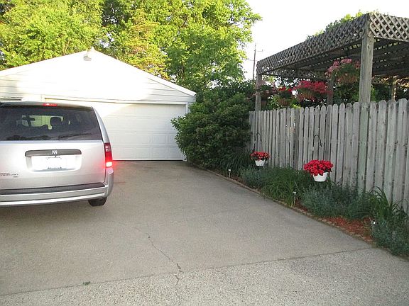 5th image of 3413 Gladiola Ave SW