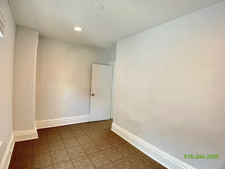 344 - 346 Diamond Ave SE — Photo 7