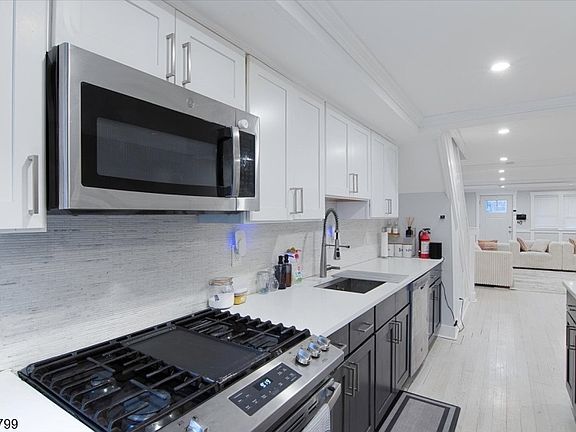 5th image of 113 Sanford St