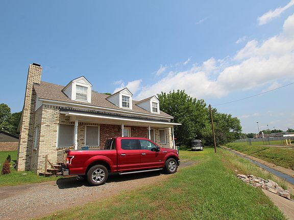 3rd image of 1114 Bradley Ln