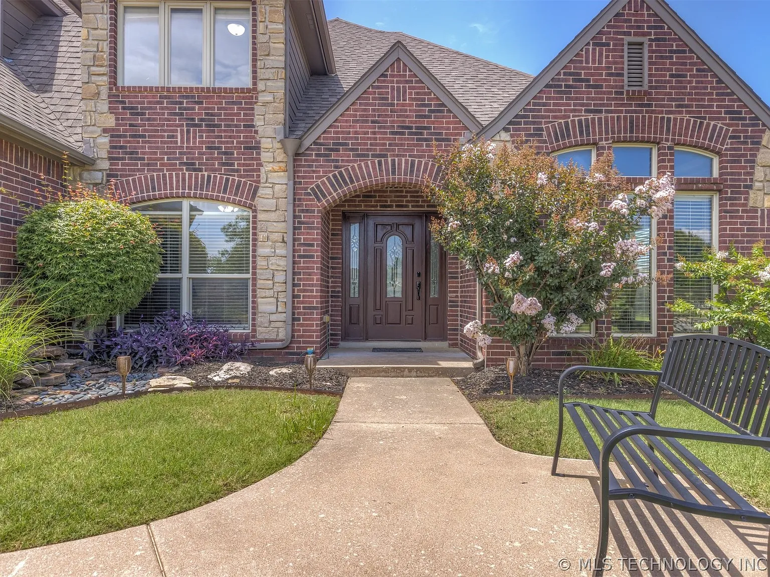 3 bed, 2.5 bath, 2942 sqft, $5,900 — Photo 2