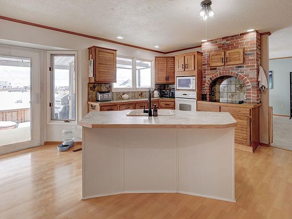 4th image of 710 Bankview Close