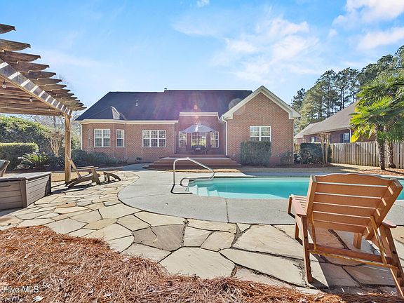 3rd image of 102 Wayfarer Drive
