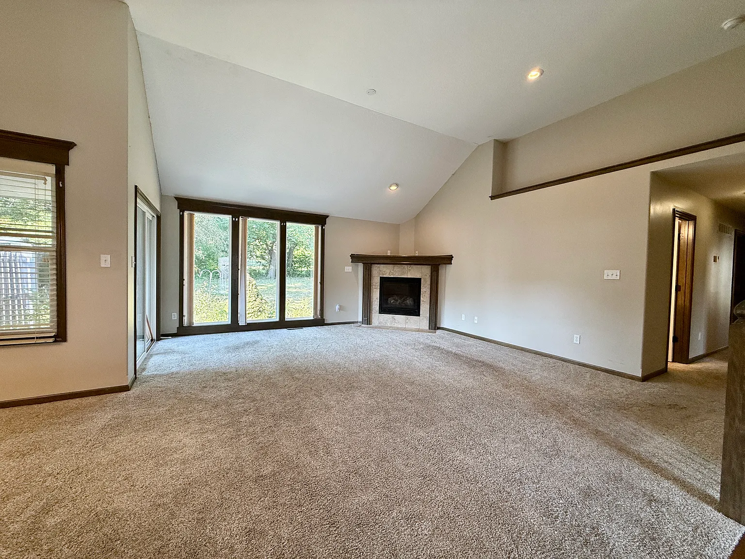 3 bed, 2672 sqft, $2,000 — Photo 2