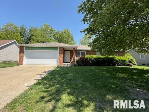 1324 E Thomas St, Macomb, IL 61455