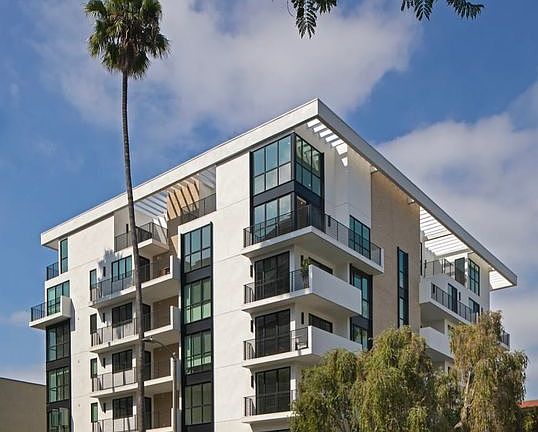 2nd image of 105 S Doheny Dr #304