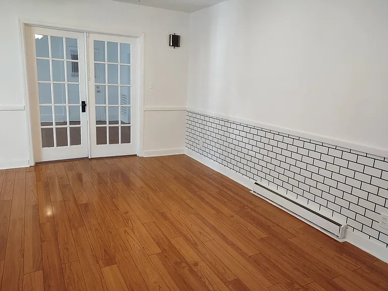 402 N Main St — Photo 22