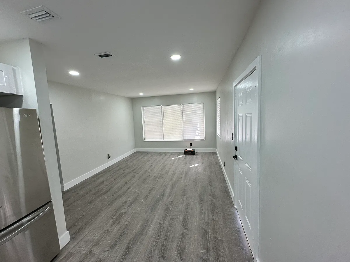 Building Photo - 625 NE 123rd St #2