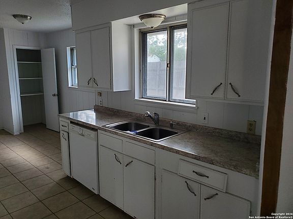 4th image of 1423 Elm St