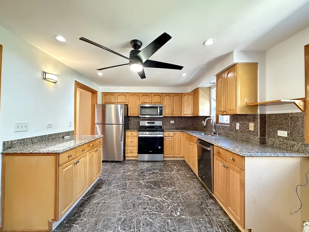 Amazing 3 Bed, 1.5 Bath at Gale + Lester (Jefferson Park) — Photo 2