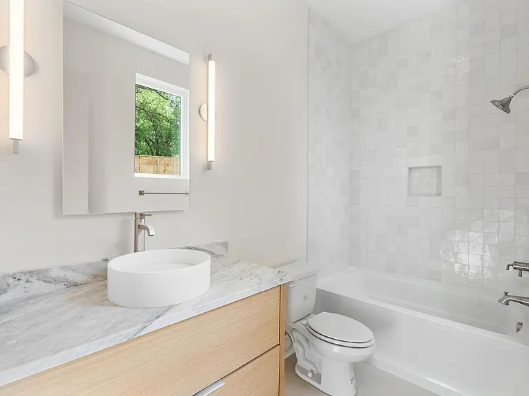 Bedroom 2 Ensuite Bath