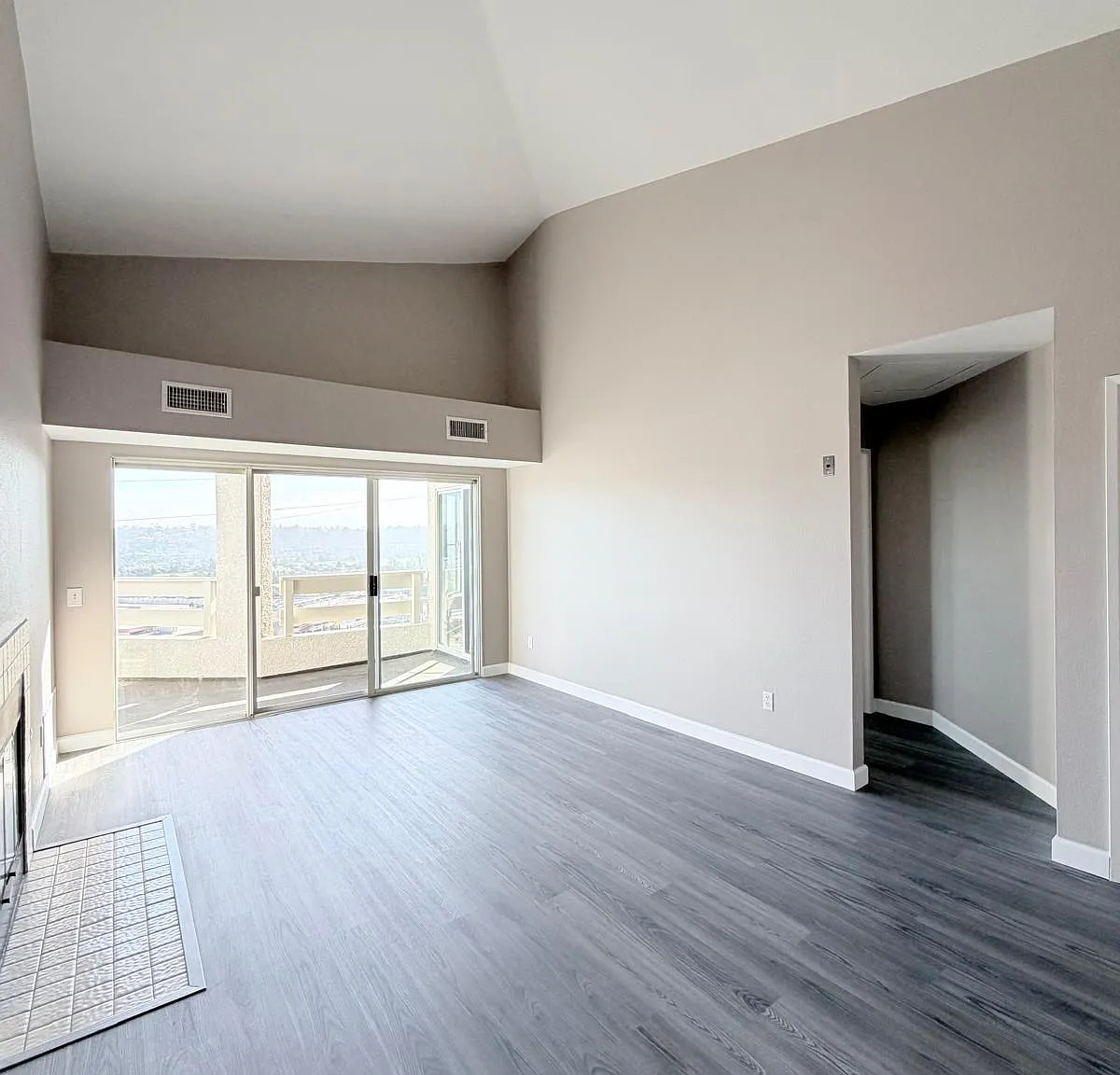 3 bed, 1271 sqft, $3,795 — Photo 3