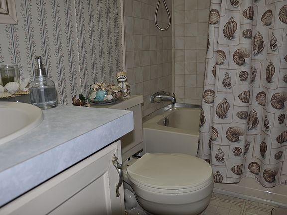 4th image of 1414 N 46th Ct