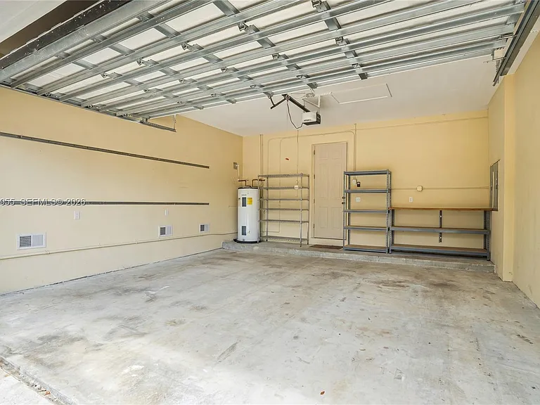 8919 NE 10th Ave — Photo 21