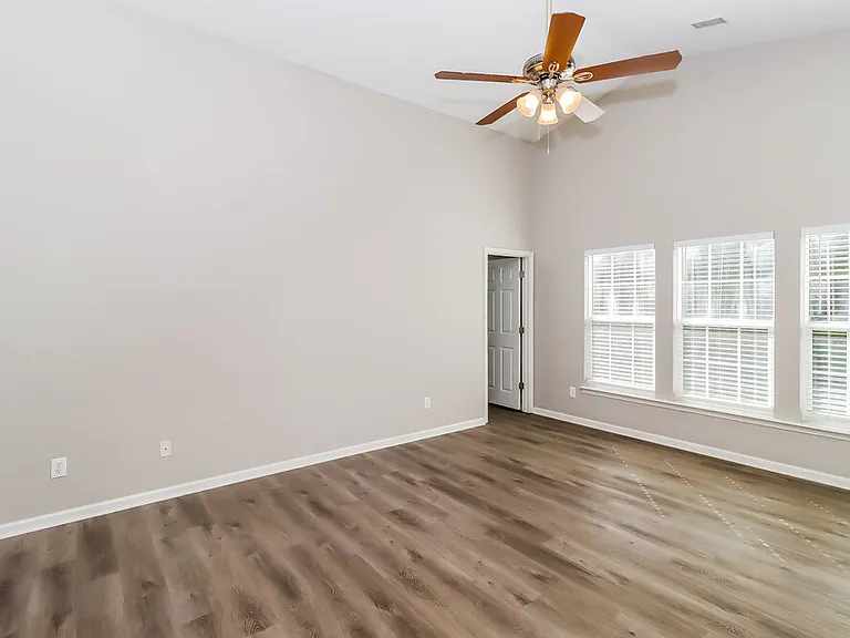 135 Winborne Dr — Photo 5