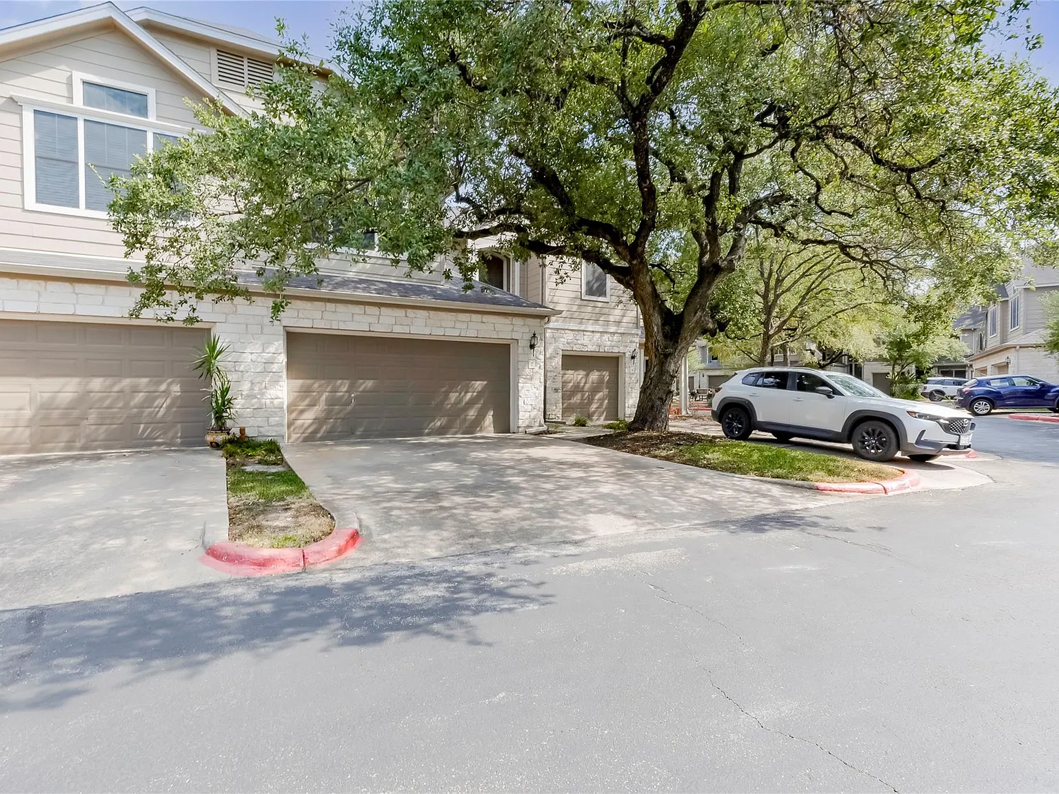2 bed, 2.5 bath, 1518 sqft, $2,300 — Photo 2