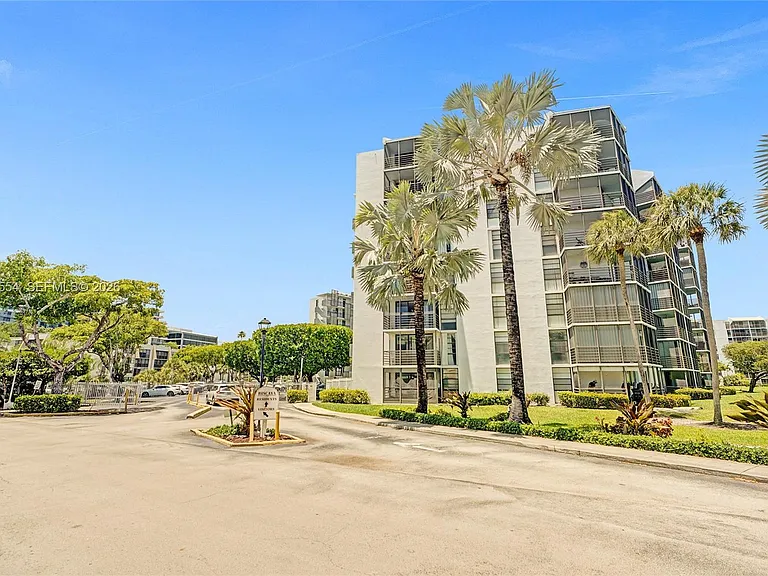 20400 W Country Club Dr #812 — Photo 37