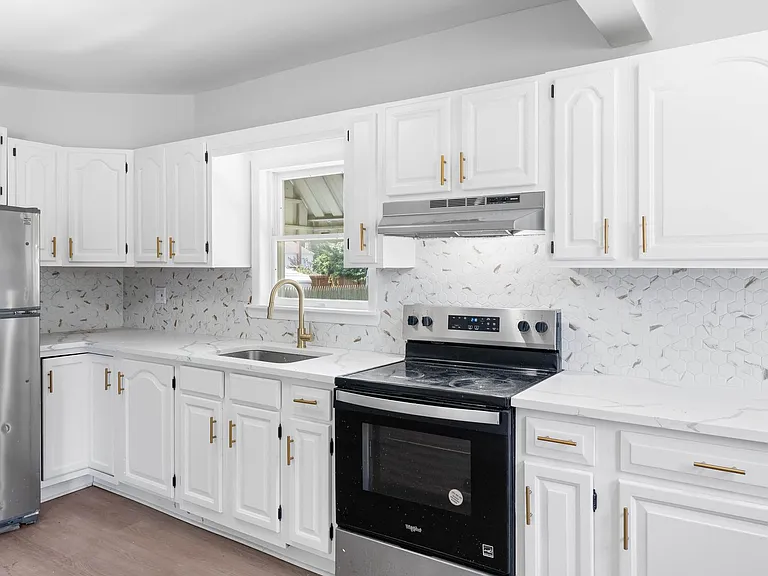 1101 Marne Hwy — Photo 1