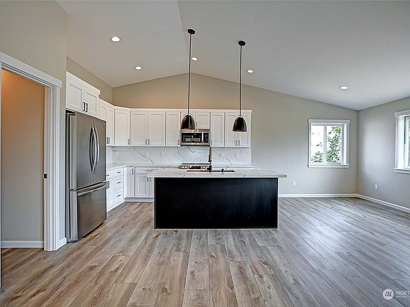 5th image of 1947 Edgewood Drive