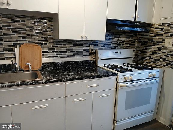 4th image of 2053 Larkhall Rd