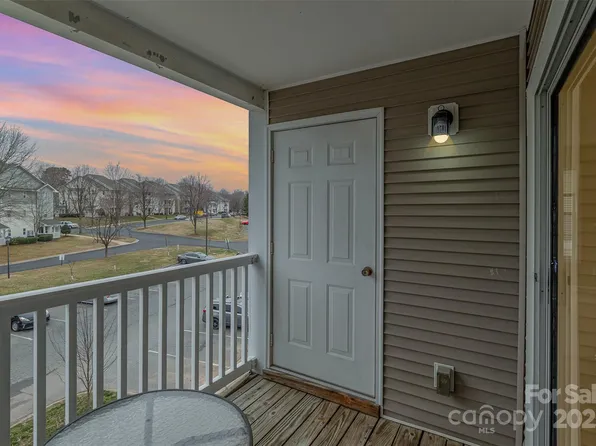 1036 Plaza Walk Dr, Charlotte, NC 28215