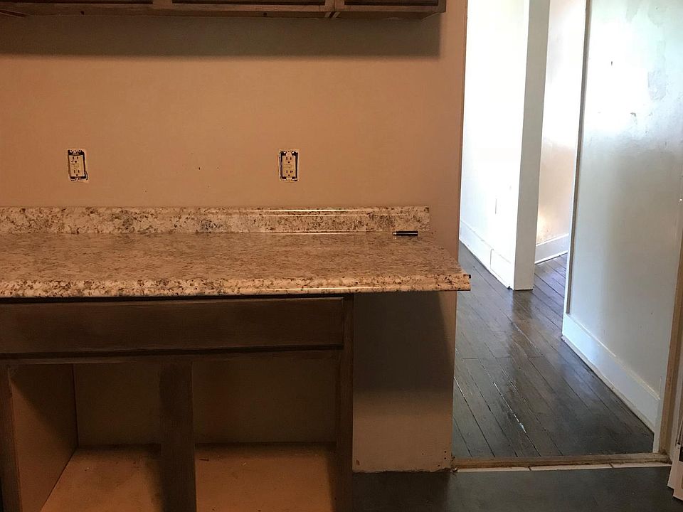 Newly renovated kitchen. All new appliances. 