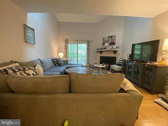 3rd image of 240 Valley Stream Ln